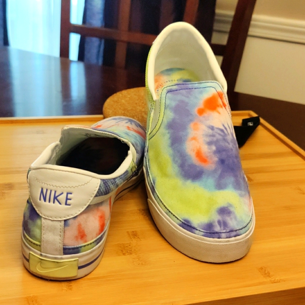 Women's Nike size 10 tennis shoes
